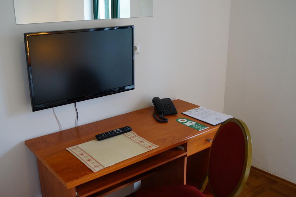 Kleine Hexe B&B Pension Пировац Стая снимка