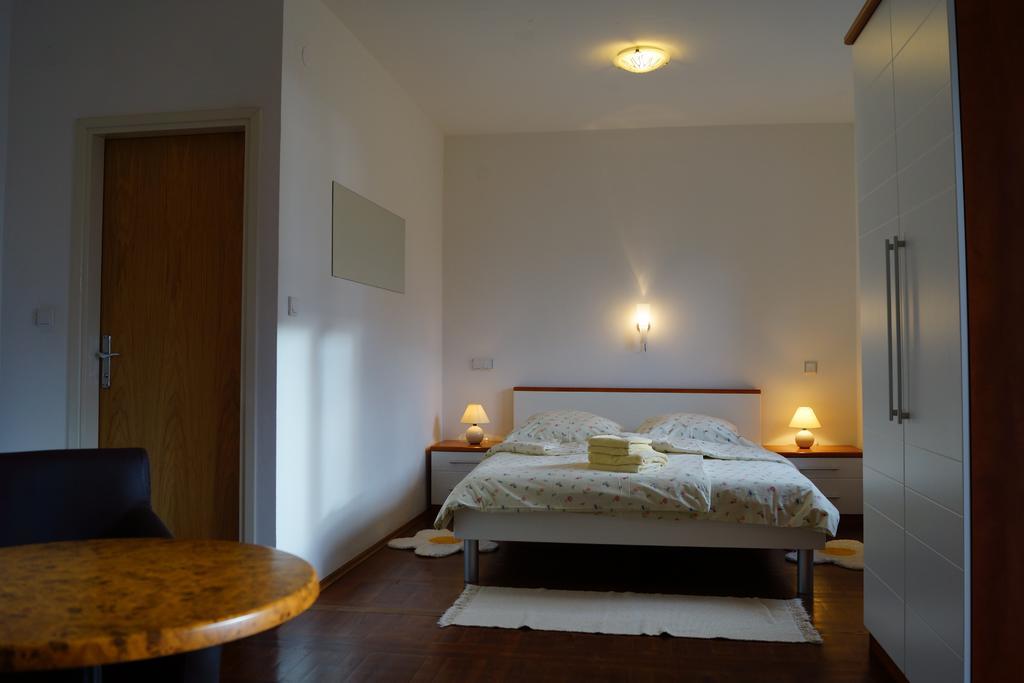 Kleine Hexe B&B Pension Пировац Стая снимка