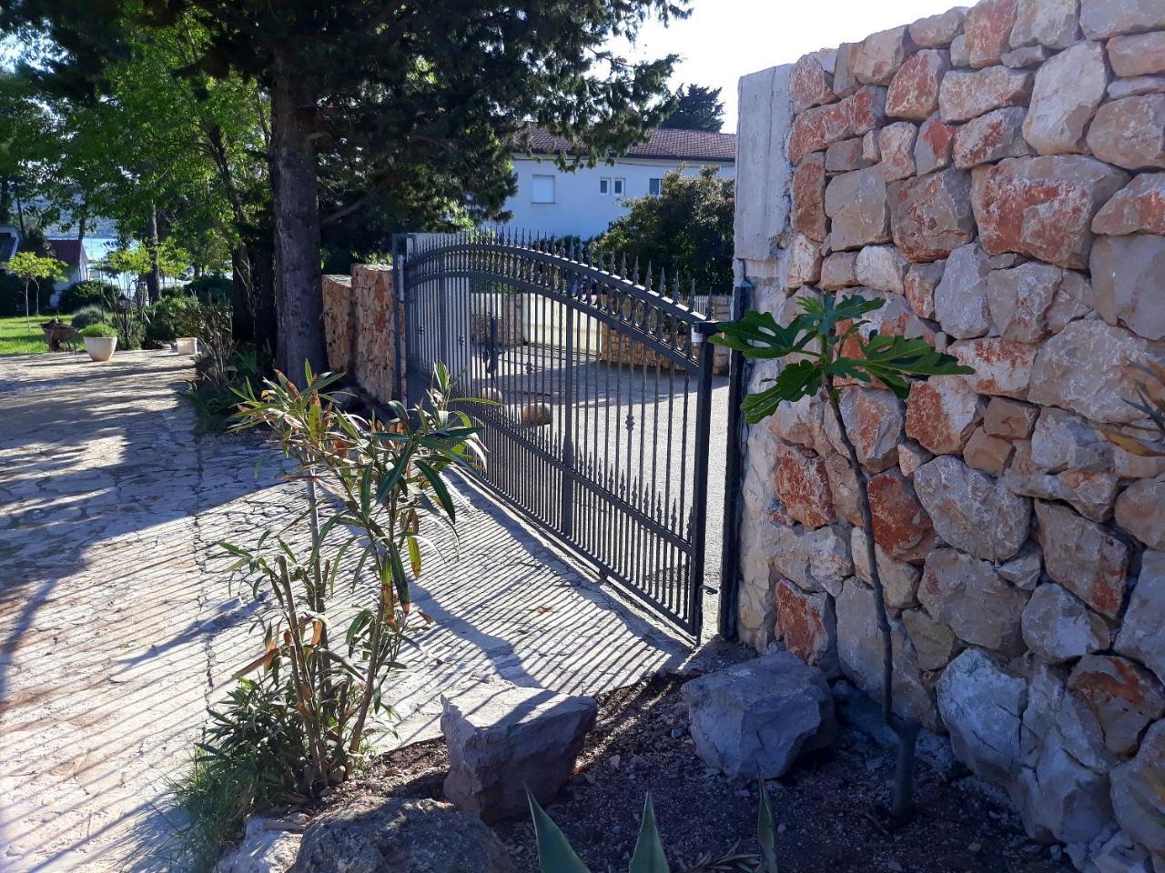 Kleine Hexe B&B Pension Пировац Екстериор снимка