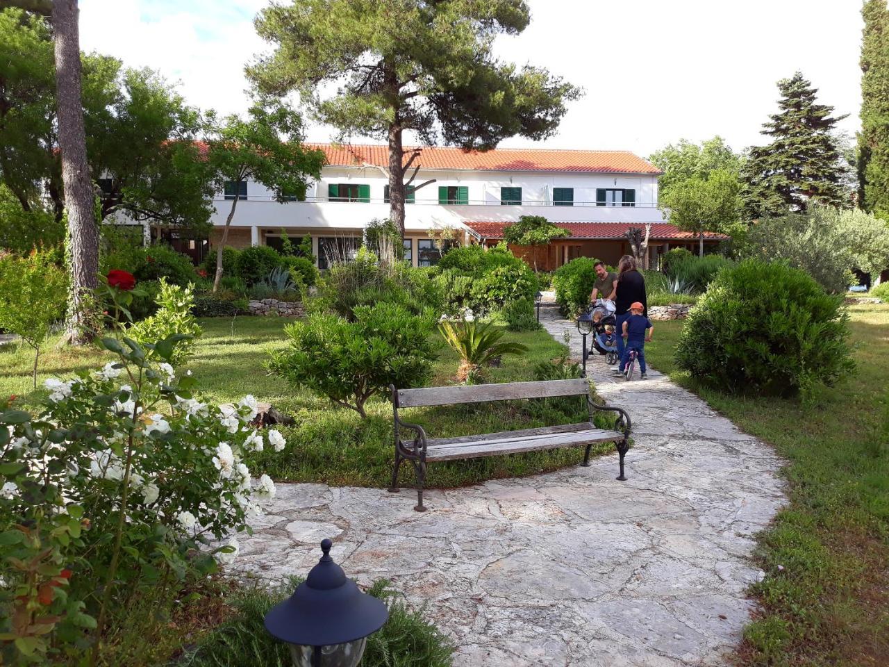 Kleine Hexe B&B Pension Пировац Екстериор снимка